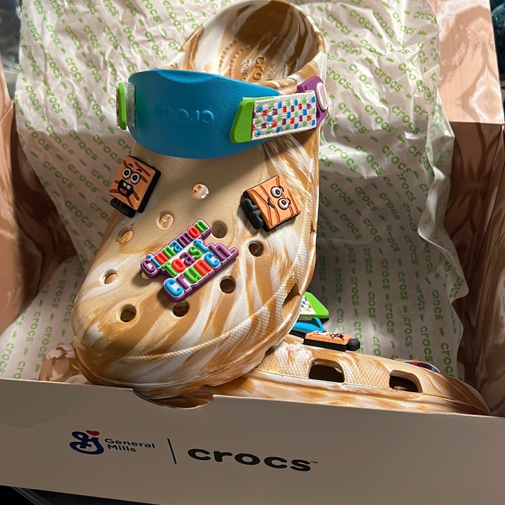 Unisex M8/W10 Cinnamon Toast Crunch Crocs